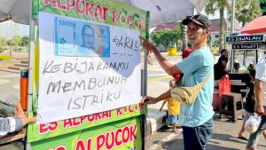 PKL-berjualan-di-kawasan-Alun-alun-Tuban-Jatim.jpg