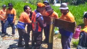 PT-KAI-Daop-7-Madiun-menutup-perlintasan-sebidang-liar-di-wilayah-Garum-Blitar-Jatim.jpg