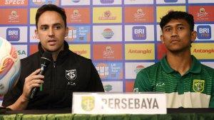 Paul-Munster-didampingi-pemain-Persebaya-Arief-Catur-Pamungkas.jpg