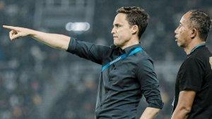Paul-Munster-saat-memberikan-instruksi-ke-pemain-Persebaya-Surabaya.jpg