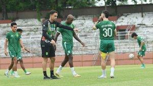 Paulo-Henrique-kedua-dari-kanan-saat-latihan-bersama-pemain-Persebaya.jpg
