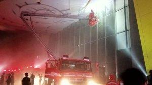 Pegawai-Trans-Studio-Mall-Makassar-menyelamatkan-bocah-perempuan-saat-kebakaran.jpg