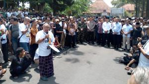Pejuang-Gayatri-menyampaikan-tuntutan-di-depan-Bupati-Tulungagung-Jatim.jpg