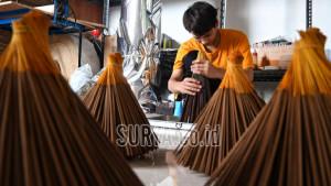 Pekerja-menata-dupa-di-rumah-produksi-Dupalo.jpg