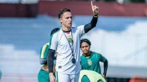 Pelatih-Paul-Munster-saat-memimpin-sesi-latihan-Persebaya-Surabaya-das.jpg