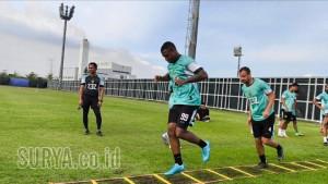 Pelatih-Persebaya-beri-sinyal-pemain-asal-Brasil-itu-siap-dimainkan-lawan-Persib-Bandung.jpg