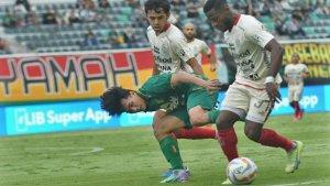 Pemain-Persebaya-Surabaya-M-Iqbal-tengah-diapit-pemain-Bali-United.jpg