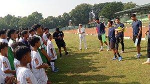 Pemain-Persebaya-Surabaya-bagi-ilmu-sepak-bola-dalam-coaching-clinic.jpg