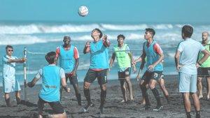 Pemain-Persebaya-Surabaya-menjalani-latihan-di-pantai-selatan-Yogyakarta.jpg