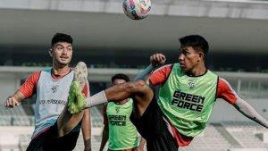 Pemain-Persebaya-Surabaya-menjalani-official-training-jelang-menghadapi-Malut-United.jpg