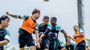 Pemain-Persebaya-Surabaya-menjalani-sesi-latihan-tim-20112025.jpg