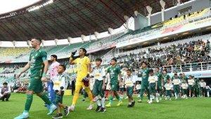 Pemain-Persebaya-Surabaya-saat-keluar-lorong-Stadion-Gelora-Bung-Tomo.jpg
