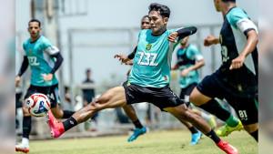 Pemain-Persebaya-menjalani-latihan-di-Lapangan-ABC-Kompleks-Stadion-GBT.jpg