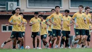 Pemain-Persebaya-menjalani-latihan-jelang-menjamu-Malut-United.jpg