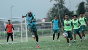Pemain-Persebaya-menjalani-latihan-tim-di-Yogyakarta.jpg