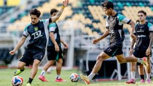 Pemain-Persebaya-menjalani-official-training-1112025.jpg