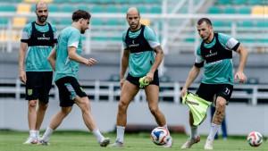Pemain-Persebaya-menjalani-official-training-di-Stadion-GBT-1992025.jpg