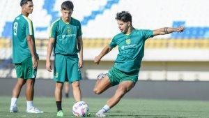 Pemain-Persebaya-menjalani-ofisial-training-jelang-menghadapi-Persib-Bandung.jpg