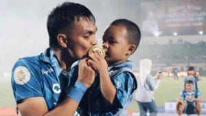 Pemain-Persib-Bandung-Rachmat-Irianto-bersama-buah-hatinya.jpg