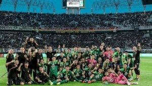 Pemain-dan-Offisial-Persebaya-Surabaya-menikmati-kemenangan-melawan-Arema-FC.jpg