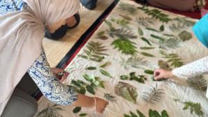 Pembuatan-ecoprint-yang-dilakukan-oleh-ISIK-di-Whyndam-Hotel.jpg
