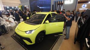 Pengunjung-antusias-melihat-langsung-BYD-ATTO-1-city-car-listrik-terbaru.jpg