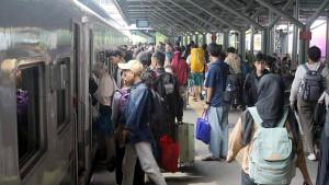 Penumpang-menunggu-kedatangan-kereta-di-Stasiun-Surabaya-Gubeng-13102025jpg.jpg