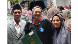 Perjuangan-Sutarwo-Petani-Asal-Tegal-Kuliahkan-Anak-di-UNJ-Mata-Berkaca-kaca-saat-Hadir-Wisuda.jpg