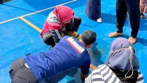 Petugas-Damkar-Tuban-saat-mengevakuasi-kaki-balita-dari-lubang-tiang-net-voli.jpg