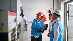 Petugas-PLN-saat-melakukan-pengecekan-pada-jaringan-yang-ada-pada-pelanggan-kelas-menengah.jpg