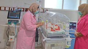 Petugas-kesehatan-RSUD-Genteng-merawat-bayi.jpg