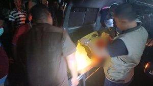 Pihak-kepolisian-saat-mengevakuasi-DD-yang-diduga-menjadi-korban-pembunuhan.jpg