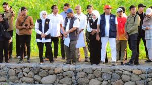 Plt-Kepala-Dinas-PU-SDA-Provinsi-Jatim-I-Nyoman-Gunadi-saat-mendampingi-Gubernur-Khofifah.jpg