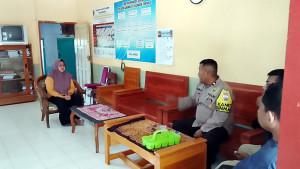 Polisi-mendatangai-SD-Sanenrejo-02-Jember-Jatim.jpg