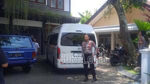 Polisi-mengawal-proses-KPK-geledah-Kantor-Kontraktor.jpg