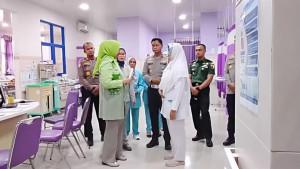 Polisi-saat-meminta-keterangan-korban-selamat-di-RS-Bina-Sehat-Jember-Jatim.jpg