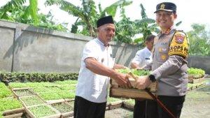 Polres-Lamongan-bantu-bibit-tanaman.jpg
