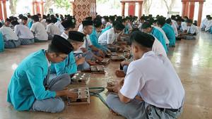 Program-MBG-di-Jombang-Berjalan-Bertahap-di-Ponpes-Darul-Ulum.jpg