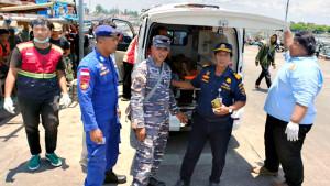 Proses-evakuasi-korban-kapal-ikan-yang-terbakar-di-Samudera-Hindia-11102025.jpg