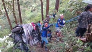 REM-BLONG-Mobil-Toyota-Innova-Nopol-L-1920-FB-berpenumpang-tujuh-orang-m.jpg
