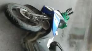 RINGSEK-Salah-satu-sepeda-motor-tergeletak-di-jalan-setelah-mengala.jpg