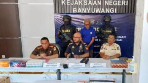 ROKOK-ILEGAL-Jumpa-pers-kasus-penjualan-rokok-ilegal-oleh-warga-Banyu.jpg