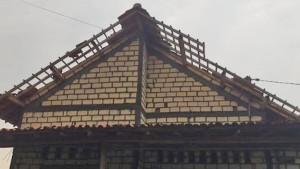 RUMAH-RUSAK-Peristiwa-hujan-deras-disertai-angin-kencang-terjadi-di-w.jpg