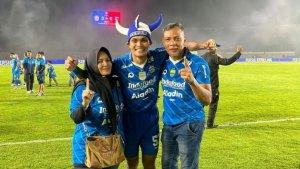 Rachmat-Irianto-tengah-berpose-dengan-ayahnya-Bejo-Sugiantoro-kanan.jpg