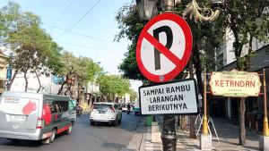 Rambu-larangan-parkir-dan-berhenti-terpasang-di-sepanjang-Jalan-Tunjungan-Surabaya.jpg