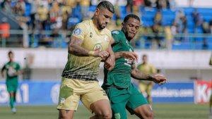 Renan-Alves-saat-membayangi-Paulo-Victor.jpg