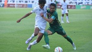 Reva-Adi-Utama-kanan-kapten-Persebaya-bisaraih-kemenangan-3-1-lawan-Arema-FC.jpg