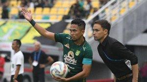 Reva-Adi-Utama-kiri-dikabarkan-berusaha-untuk-bertahan-bersama-Persebaya-Surabaya.jpg