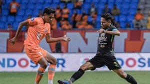 Reva-Adi-berduel-di-laga-Borneo-FC-vs-Persebaya-Surabaya-di-Stadion-Batakan-Balikpapan.jpg