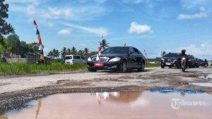 Rombongan-Presiden-Jokowi-saat-melintasi-jalan-rusak-di-Lampung.jpg